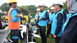 Direktur Utama PLN Darmawan Prasodjo (ketiga dari kiri) didampingi Direktur Niaga dan Retail PLN, Edi Srimulyanti (kanan), Direktur Distribusi PLN. Adi Priyanto (kedua dari kanan), dan Direktur Manajemen Proyek dan Energi Baru Terbarukan PLN, Wiluyo Kusdwiharto (ketiga dari kanan) memeriksa langsung kesiapan personil dan peralatan yang disiagakan pada masa Idul Fitri 1445 H.