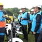 Direktur Utama PLN Darmawan Prasodjo (ketiga dari kiri) didampingi Direktur Niaga dan Retail PLN, Edi Srimulyanti (kanan), Direktur Distribusi PLN. Adi Priyanto (kedua dari kanan), dan Direktur Manajemen Proyek dan Energi Baru Terbarukan PLN, Wiluyo Kusdwiharto (ketiga dari kanan) memeriksa langsung kesiapan personil dan peralatan yang disiagakan pada masa Idul Fitri 1445 H.