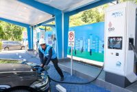 irektur Utama PLN, Darmawan Prasodjo melakukan pengecekan SPKLU ultra fast charging di rest area km 626B Saradan, Kabupaten Madiun, Jawa Timur saat libur Idul Fitri 1445 Hijriah. Tersedianya SPKLU di setiap rest area tol Trans Sumatera dan Jawa membuat pengguna kendaraan listrik tidak khawatir dalam melakukan perjalanan jauh.