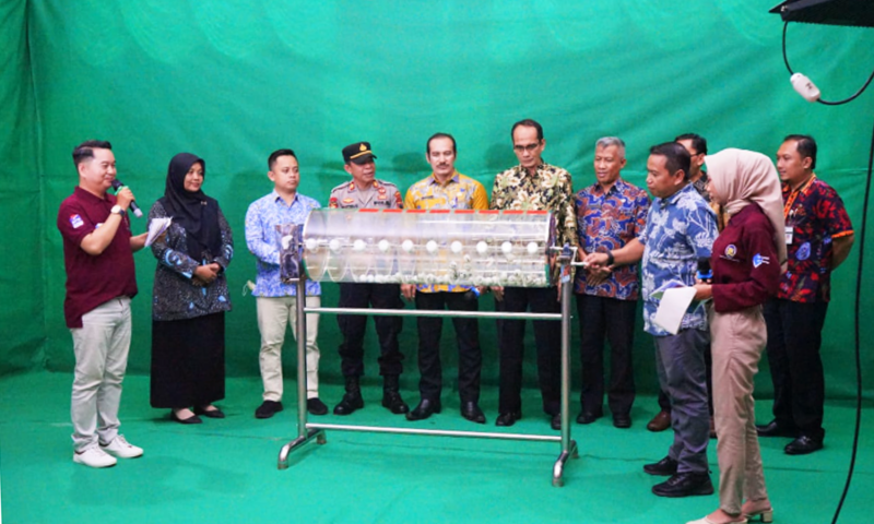 Asisten Bidang Perekonomian dan Pembangunan Riatmojo Ponco Nugroho didampingi sejumlah pejabat terkait mengundi hadiah utama pada Gebyar Undian Tamades dan Deposito PT. BPR BKK Mandiraja kemarin.(foto/doc)