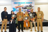 Kepala Cabang Banjarnegara PT BPR BKK Jateng (Perseroda) Eko Fitriyanto , beserta Kepala Kantor Wilayah Banyumas PT BPR BKK Jateng (Perseroda)  Susanto  dan Kepala Bagian Perekonomian Banjarnegara dan SDA Dedi Restioko menyerahkan hadiah kepada para pemenang.(foto/doc)
