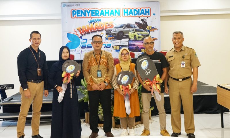 Kepala Cabang Banjarnegara PT BPR BKK Jateng (Perseroda) Eko Fitriyanto , beserta Kepala Kantor Wilayah Banyumas PT BPR BKK Jateng (Perseroda)  Susanto  dan Kepala Bagian Perekonomian Banjarnegara dan SDA Dedi Restioko menyerahkan hadiah kepada para pemenang.(foto/doc)
