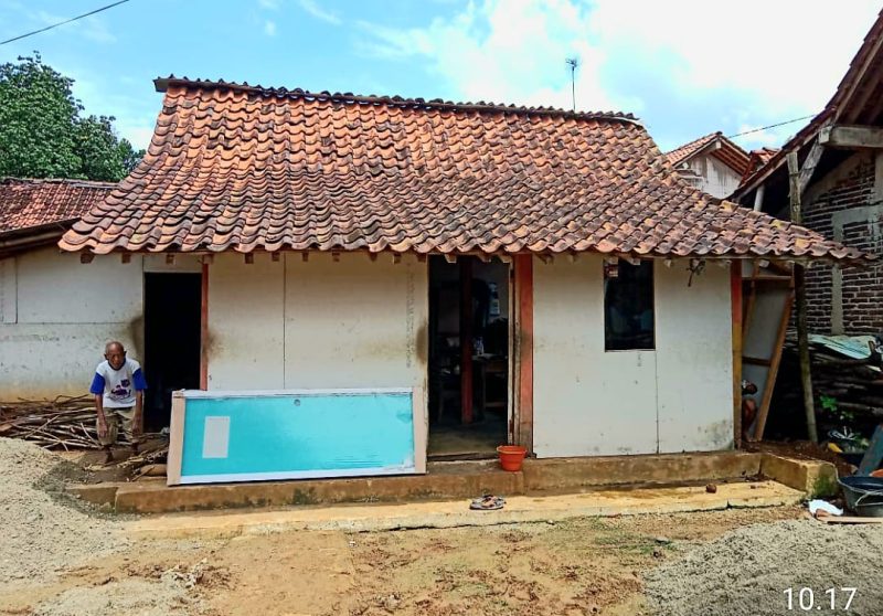 Rumah yang dulunya tidak layak kini sudah bisa ditempati oleh warga penerimabantuan RTLH dari PT. BPR BKK Mandiraja (Perseroda). (foto/doc.BKK)