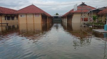 Banjir Genangi Puluhan Sekolah di Brebes Ribuan Siswa Terpaksa Belajar Secara Daring