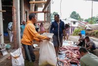 Proses pemotongan daging qurban dilaksanakan sesuai standar kesehatan dan syariah, setelah itu didistribusikan ke keluarga yang terdata dan membutuhkan.