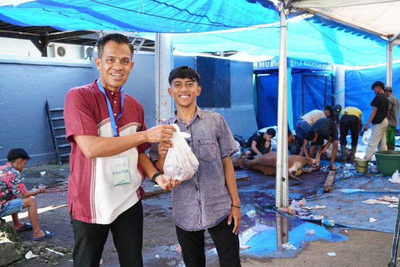 Penyerahan daging oleh panitia kurban PLN Unit Induk Distribusi Sulawesi Selatan, Sulawesi Tenggara, dan Sulawesi Barat, Agus Salim (kiri) kepada penerima manfaat, Amir (kanan) pada Jumat (6/6). Amir menyampaikan rasa syukurnya atas bantuan yang sangat berarti bagi keluarganya di momen Iduladha ini.