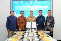 Kiri ke Kanan:  Iwan Agung Firstantara Direktur Utama  PLN Energi Primer Indonesia, 
Eko Ariyanto VP Energy Planing and Control 1 PLN Nusantara Power, Jaya Samaya Monong  Bupati Gunung Mas, Antonius Aris Sudjatmiko Direktur Biomassa PLN EPI dan Deni Rahmat Manager UP Pulang Pisau PLN Nusantara Power dalam acara Penandatanganan Nota Kesepahaman Pengembangan Potensi Daerah Dalam Mendukung Transisi Energi dan Pencapaian Target Net Zero Emission di Jakarta pada Selasa (10/6).