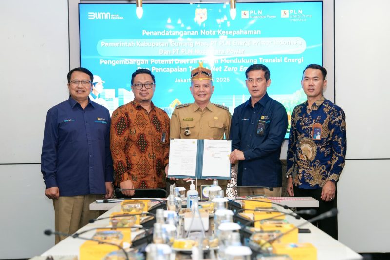 Kiri ke Kanan:  Iwan Agung Firstantara Direktur Utama  PLN Energi Primer Indonesia, 
Eko Ariyanto VP Energy Planing and Control 1 PLN Nusantara Power, Jaya Samaya Monong  Bupati Gunung Mas, Antonius Aris Sudjatmiko Direktur Biomassa PLN EPI dan Deni Rahmat Manager UP Pulang Pisau PLN Nusantara Power dalam acara Penandatanganan Nota Kesepahaman Pengembangan Potensi Daerah Dalam Mendukung Transisi Energi dan Pencapaian Target Net Zero Emission di Jakarta pada Selasa (10/6).