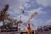 Tim Regu PDKB PT PLN (Persero) Unit Induk Distribusi Sumatera Utara saat melakukan pemeliharaan jaringan dalam kondisi bertegangan untuk memastikan keandalan pasokan listrik.