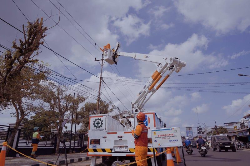 Tim Regu PDKB PT PLN (Persero) Unit Induk Distribusi Sumatera Utara saat melakukan pemeliharaan jaringan dalam kondisi bertegangan untuk memastikan keandalan pasokan listrik.
