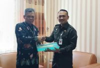 Plt direktur Utama PT. BPR BKK Mandiraja (Perseroda) D. Triristanto Budiono menyerahkan bantuan RTLH kepada Kepala Badan Penanggulangan Daerah Banjarnegara Aji Piluroso untuk perbaikan rumah milik Rustini.(foto/ryn)