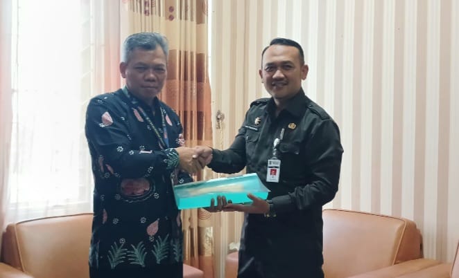 Plt direktur Utama PT. BPR BKK Mandiraja (Perseroda) D. Triristanto Budiono menyerahkan bantuan RTLH kepada Kepala Badan Penanggulangan Daerah Banjarnegara Aji Piluroso untuk perbaikan rumah milik Rustini.(foto/ryn)