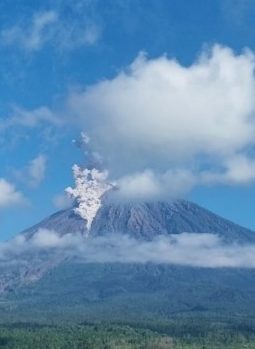 Gunung Semeru Erupsi, Luncurkan Letusan Setinggi 1,2 Km