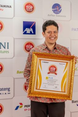 Berhasil Menyampaikan Energi Positif Secara Digital, PLN Nusantara Power Diganjar Penghargaan Reputasi Digital