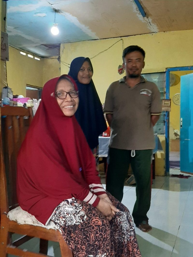 Yuni Endang Wiludjeng tersenyum bahagia saat mendapatkan kabar rumahnya akan direnovasi melalui program Bedah Rumah Sehat kolaborasi PLN Nusantara Power dengan LAZIS PLN NP dan IKPLN. Dalam waktu sekitar tiga bulan rumah janda purnakarya PLN NP UP Gresik tersebut menjadi sehat dan layak huni dan diserahkanterimakan pada Senin (7/7) di Gresik.