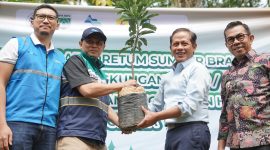 Menteri Lingkunga Hidup Hanif Faisol Nurofiq (dua dari kanan), Wali Kota Batu Nurochman (kanan), Direktur Manajemen Human Capital dan Administrasi PLN Nusantara Power TB Ari Wibawa M. (kiri), bersama dengan Direktur Utama Perum Jasa Tirtra I  Fahmi Hidayat (dua dari kiri) saat akan melaksanakan penanaman pohon di Arboretum Sumber Brantas. Melalui kegiatan ini akan bermafaat kepada penguatan peran vital sebagai kawasan konservasi tanah dan air di Desa Sumber Brantas dan sekitarnya.