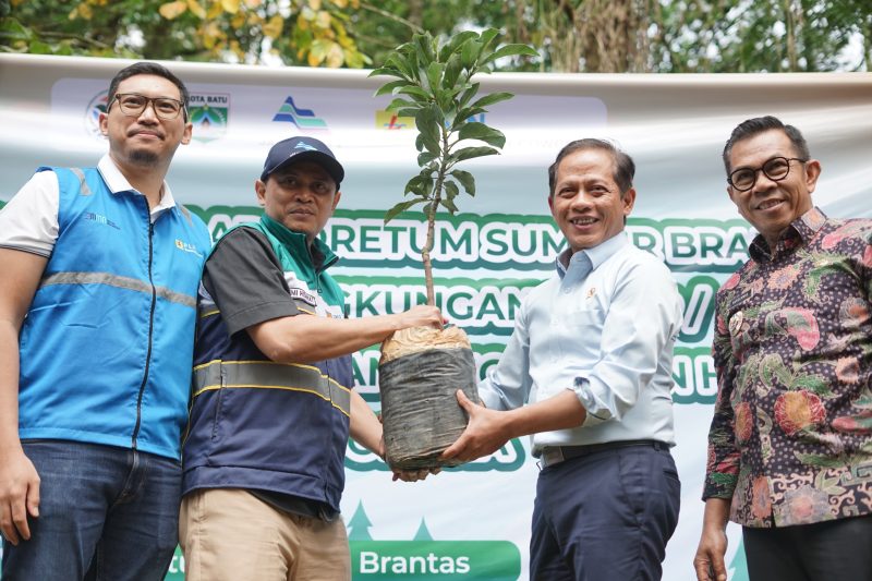 Menteri Lingkunga Hidup Hanif Faisol Nurofiq (dua dari kanan), Wali Kota Batu Nurochman (kanan), Direktur Manajemen Human Capital dan Administrasi PLN Nusantara Power TB Ari Wibawa M. (kiri), bersama dengan Direktur Utama Perum Jasa Tirtra I  Fahmi Hidayat (dua dari kiri) saat akan melaksanakan penanaman pohon di Arboretum Sumber Brantas. Melalui kegiatan ini akan bermafaat kepada penguatan peran vital sebagai kawasan konservasi tanah dan air di Desa Sumber Brantas dan sekitarnya.