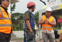 ilustrasi petugas teknisi jaringan indosat. Foto: istimewa/doc Humas Indosat