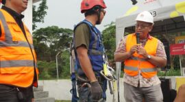 ilustrasi petugas teknisi jaringan indosat. Foto: istimewa/doc Humas Indosat