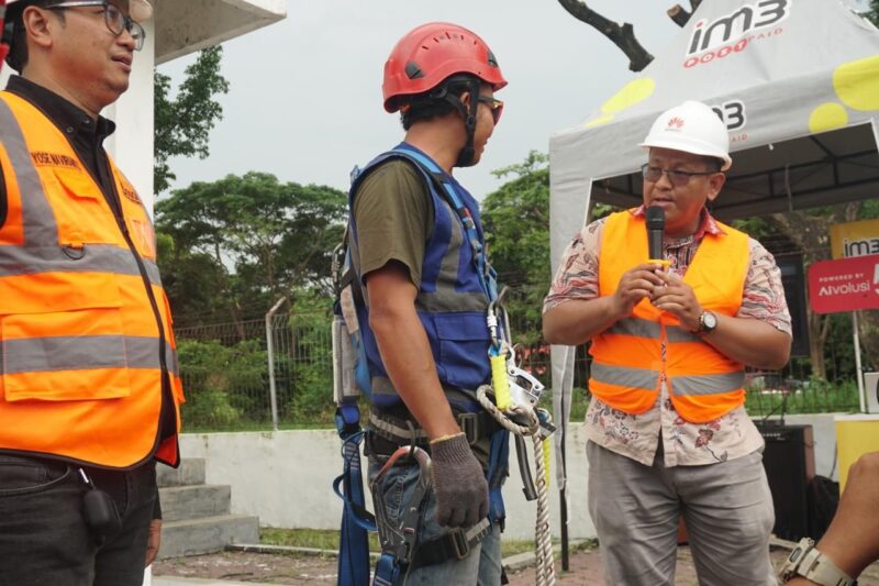 ilustrasi petugas teknisi jaringan indosat. Foto: istimewa/doc Humas Indosat