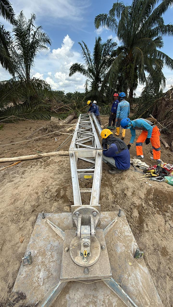 Petugas PLN bahu membahu dalam mendirikan tower darurat transmisi Langsa-Pangkalan Brandan 150kV.