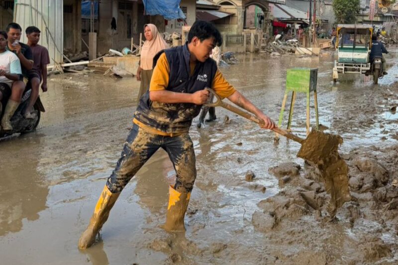 Tampak relawan PLN membersihkan lumpur yang masih tersisa dan menumpuk di jalan pascabencana banjir dan tanah longsor yang melanda wilayah Aceh. Selain memberikan dukungan moril, para relawan PLN bersama warga bahu-membahu melakukan bakti lingkungan dengan membersihkan fasilitas umum, fasilitas kesehatan, dan rumah ibadah.