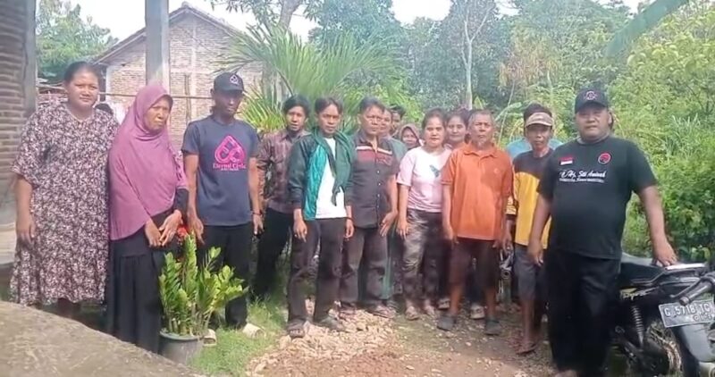 Simpatisan PDI-P Brebes dari Kecamatan Tanjung menyampaikan sikap kekecewaan hasil Konfercab DPC PDI-P Brebes. (Fot: kiriman warga)