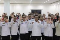 Kepala Dinas Pendidikan, Pemuda, dan Olahraga Kabupaten Brebes, Sutaryono (ketiga dari kanan) mewakili Bupati Brebes dan Jajaran pengurus dan peserta Musyawarah Kabupaten KORMI Brebes berfoto bersama usai kegiatan Muskab di King Royal Hotel Brebes, Rabu, 7 Januari 2026. (Fot: kiriman warga)