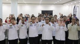 Kepala Dinas Pendidikan, Pemuda, dan Olahraga Kabupaten Brebes, Sutaryono (ketiga dari kanan) mewakili Bupati Brebes dan Jajaran pengurus dan peserta Musyawarah Kabupaten KORMI Brebes berfoto bersama usai kegiatan Muskab di King Royal Hotel Brebes, Rabu, 7 Januari 2026. (Fot: kiriman warga)