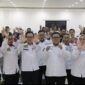 Kepala Dinas Pendidikan, Pemuda, dan Olahraga Kabupaten Brebes, Sutaryono (ketiga dari kanan) mewakili Bupati Brebes dan Jajaran pengurus dan peserta Musyawarah Kabupaten KORMI Brebes berfoto bersama usai kegiatan Muskab di King Royal Hotel Brebes, Rabu, 7 Januari 2026. (Fot: kiriman warga)