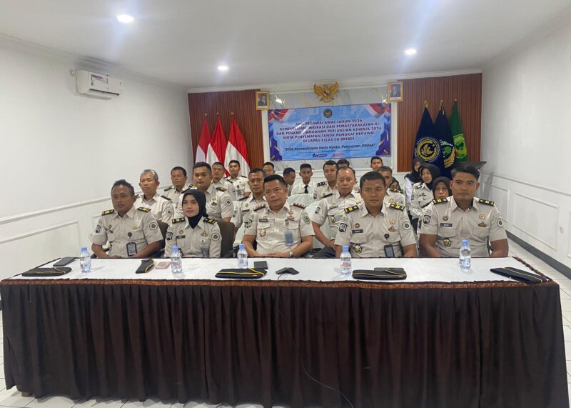 Kalapas Brebes, Gowim Mahali bersama jajaran mengikuti apel awal tahun 2026 bersama Kemenimipas secara virtual pada Senin (5/1/2026). (Fot: doc humas Lapas Brebes)