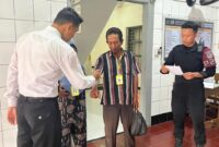 Petugas P2U lapas Brebes memverifikasi pengunjung (fot:dok humas lapas)