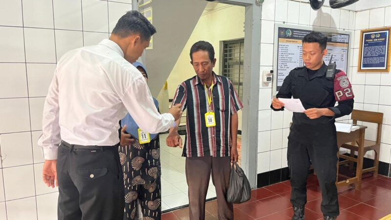 Petugas P2U lapas Brebes memverifikasi pengunjung (fot:dok humas lapas)