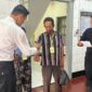 Petugas P2U lapas Brebes memverifikasi pengunjung (fot:dok humas lapas)