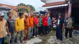 Sejumlah simpatisan Partai PDI-P kecamatan wanasari menyatakan kekecewaan hasil Konfercab DPC PDI-P Brebes pernyatakan sikap terbuka disampaikan di Desa Pebatan, Wanasari, Brebes pada Selasa (13/1). (Foto: Lensabumi)