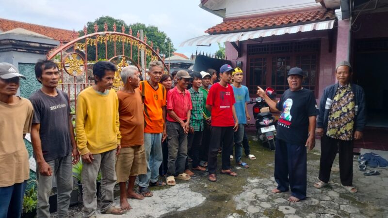 Sejumlah simpatisan Partai PDI-P kecamatan wanasari menyatakan kekecewaan hasil Konfercab DPC PDI-P Brebes pernyatakan sikap terbuka disampaikan di Desa Pebatan, Wanasari, Brebes pada Selasa (13/1). (Foto: Lensabumi)