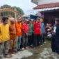 Sejumlah simpatisan Partai PDI-P kecamatan wanasari menyatakan kekecewaan hasil Konfercab DPC PDI-P Brebes pernyatakan sikap terbuka disampaikan di Desa Pebatan, Wanasari, Brebes pada Selasa (13/1). (Foto: Lensabumi)