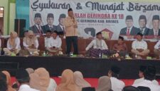 Ketua DPC Partai Gerindra Brebes Wurja saat memberikan sambutan peringatan Harlah Gerindra ke 18 di gedung islamik center Brebes Sabtu (7/2). Foto: ismail