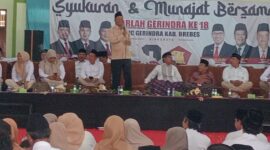 Ketua DPC Partai Gerindra Brebes Wurja saat memberikan sambutan peringatan Harlah Gerindra ke 18 di gedung islamik center Brebes Sabtu (7/2). Foto: ismail