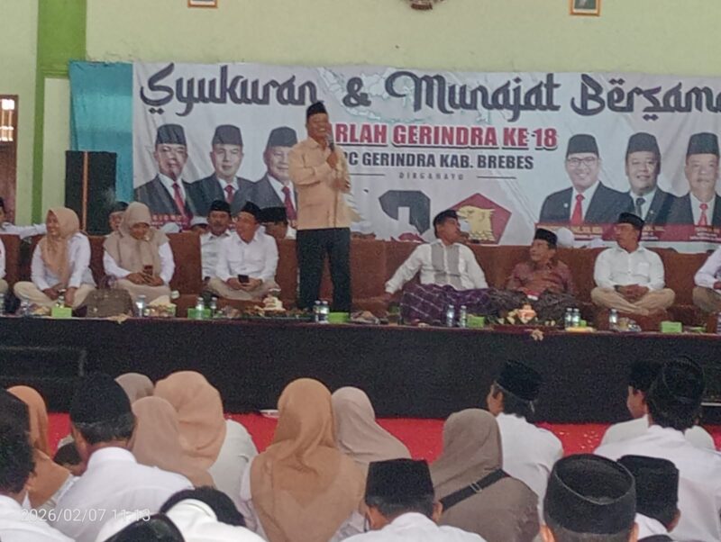 Ketua DPC Partai Gerindra Brebes Wurja saat memberikan sambutan peringatan Harlah Gerindra ke 18 di gedung islamik center Brebes Sabtu (7/2). Foto: ismail