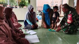 Pendampingan Babinsa Desa Cikuya  di posyandu  Balita. Foto: kiriman warga