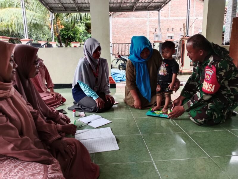 Pendampingan Babinsa Desa Cikuya  di posyandu  Balita. Foto: kiriman warga