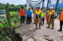 Wakil Bupati Brebes Wurja (Baju Biru) meninjau lokasi jalan longsor di desa Ciseureuh kecamatan Ketanggungan pada Selasa (3/3/2026).  (Foto: kiriman Warga)