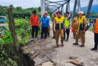 Wakil Bupati Brebes Wurja (Baju Biru) meninjau lokasi jalan longsor di desa Ciseureuh kecamatan Ketanggungan pada Selasa (3/3/2026).  (Foto: kiriman Warga)