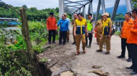 Wakil Bupati Brebes Wurja (Baju Biru) meninjau lokasi jalan longsor di desa Ciseureuh kecamatan Ketanggungan pada Selasa (3/3/2026).  (Foto: kiriman Warga)