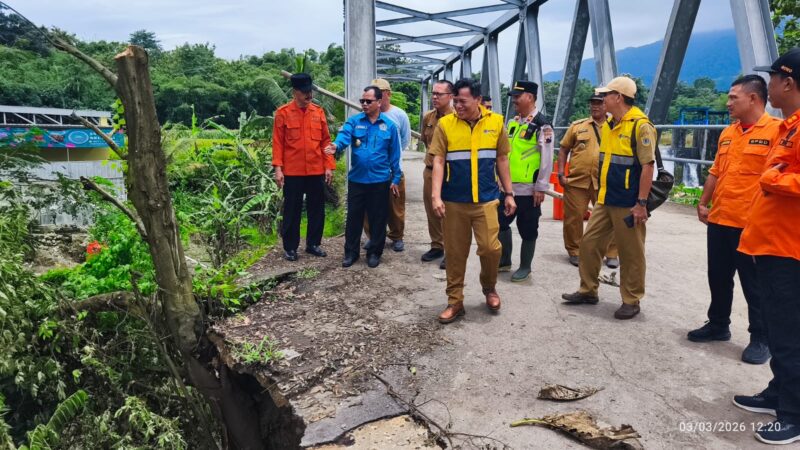 Wakil Bupati Brebes Wurja (Baju Biru) meninjau lokasi jalan longsor di desa Ciseureuh kecamatan Ketanggungan pada Selasa (3/3/2026).  (Foto: kiriman Warga)