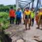 Wakil Bupati Brebes Wurja (Baju Biru) meninjau lokasi jalan longsor di desa Ciseureuh kecamatan Ketanggungan pada Selasa (3/3/2026).  (Foto: kiriman Warga)