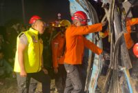 Kapolres Brebes AKBP Lilik Ardiansyah turun langsung membantu proses evakuasi korban kecelakaan bus di ruas Tol Pejagan–Pemalang, Brebes, Jawa Tengah, Selasa (17/3/2026) malam.  Foto: Ist.