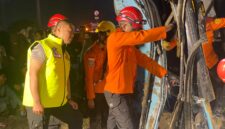 Kapolres Brebes AKBP Lilik Ardiansyah turun langsung membantu proses evakuasi korban kecelakaan bus di ruas Tol Pejagan–Pemalang, Brebes, Jawa Tengah, Selasa (17/3/2026) malam.  Foto: Ist.