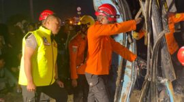 Kapolres Brebes AKBP Lilik Ardiansyah turun langsung membantu proses evakuasi korban kecelakaan bus di ruas Tol Pejagan–Pemalang, Brebes, Jawa Tengah, Selasa (17/3/2026) malam.  Foto: Ist.